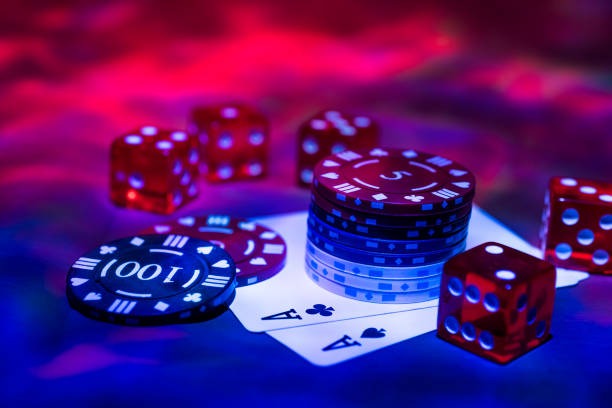 Live Domino QQ table with dealer and multiple player seats